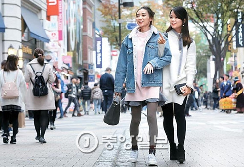 中國(guó)僑網(wǎng)圖為上月受愛敬集團(tuán)邀請(qǐng)來(lái)到首爾明洞的網(wǎng)紅陳知婉(音,,21歲,,左側(cè))和陳詩(shī)(音,,24歲)。大量粉絲能夠看到網(wǎng)紅上傳到SNS的每一張照片,,可以起到直接的廣告效果。(韓國(guó)《中央日?qǐng)?bào)》)