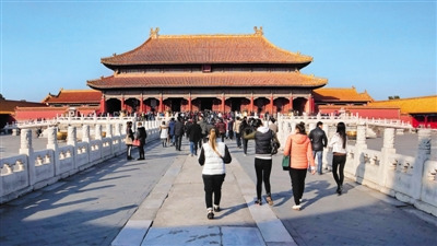 中國(guó)僑網(wǎng)1月2日,,游客在北京故宮博物院內(nèi)參觀,。 新華社記者 李欣 攝