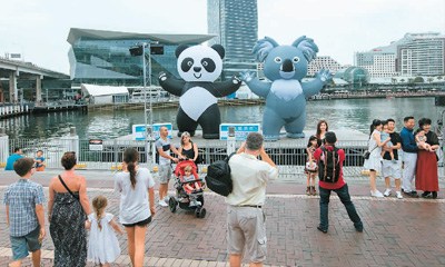 中國(guó)僑網(wǎng)澳大利亞悉尼市情人港在新年迎來(lái)了“中澳旅游年”的吉祥物—熊貓,、考拉的浮動(dòng)氣球,吸引了大批市民和游客前來(lái)觀賞,。中新社記者 賀 吉攝