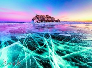 中國(guó)僑網(wǎng)結(jié)冰的湖面有夢(mèng)幻般的冰裂、氣泡等場(chǎng)景。