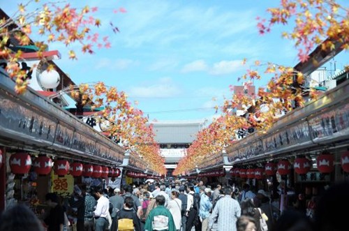 中國僑網(wǎng)資料圖片:中國游客前往東京旅游,。新華社發(fā)