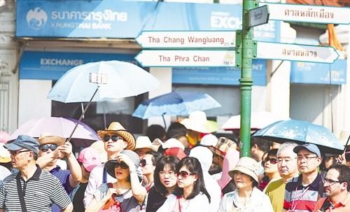 中國僑網(wǎng)中國已是目前泰國旅游業(yè)最大的市場,,且還在不斷增長,。圖為在泰國曼谷,游客在大皇宮附近的一個路口等候,。(經(jīng)濟日報)
