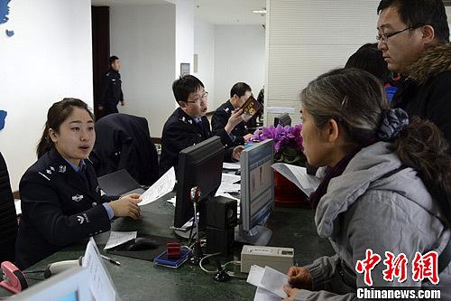 中國僑網(wǎng)資料圖:市民為出境游辦護照,。中新社發(fā) 劉文華 攝
