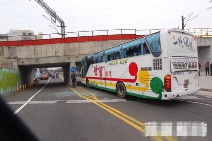 中國(guó)僑網(wǎng)上午近10時(shí),,臺(tái)灣高市鼓山區(qū)河西路,、興隆路口發(fā)生一起載運(yùn)中國(guó)寧波陸客的游覽車自撞橋墩車禍,初步了解疑似駕駛路況不熟,,加上未查車身過(guò)高,,在通過(guò)鐵路橋墩下涵洞時(shí),車頂撞擊涵洞上方橋墩,,造成車內(nèi)多名陸客受傷,。