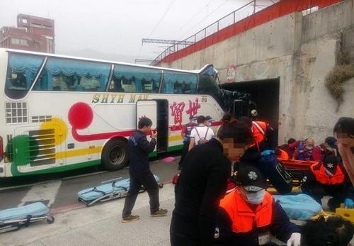 中國僑網(wǎng)一輛滿載陸客的游覽車4日上午自撞高雄市橋墩下涵洞,,造成車上多人受傷送醫(yī),。(高雄市消防局提供圖片)