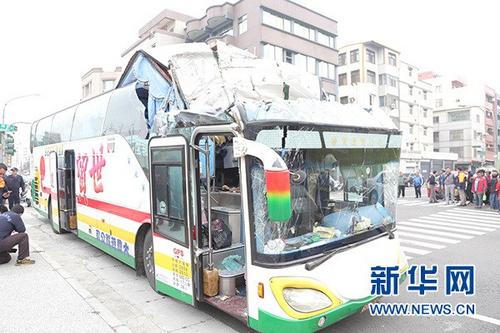 中國僑網(wǎng)2月4日,一輛滿載大陸游客的游覽車在臺灣高雄市失控撞到路邊橋墩,,造成車上多人受傷送醫(yī)。 新華社發(fā)