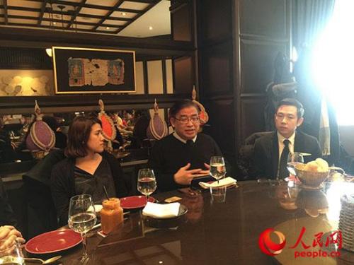 中國僑網(wǎng)泰國駐華大使館領事部公使銜參贊符萬信向記者介紹中國游客赴泰國簽證事宜