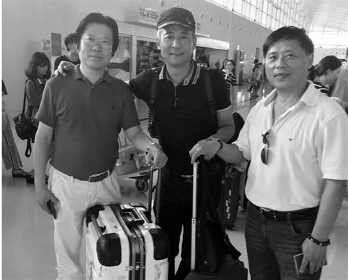 中國僑網(wǎng)徐迪鋒(中)與團內旅游業(yè)同行,。