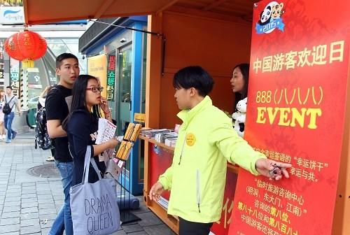 中國僑網(wǎng)資料圖片:韓國首爾中國游客歡迎日 新華社記者姚琪琳攝