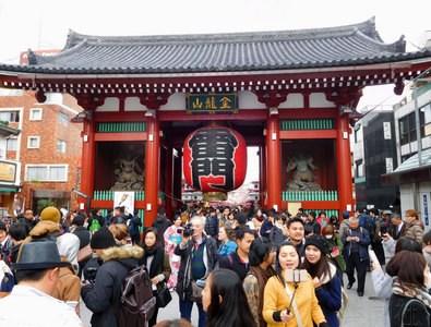 中國僑網(wǎng)圖為擠滿外國游客的東京淺草寺雷門,。攝于2016年12月。(日本共同社)