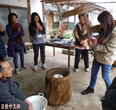 中國(guó)僑網(wǎng)外國(guó)游客與農(nóng)戶之間進(jìn)行交流。攝于櫪木縣大田原市。(日經(jīng)中文網(wǎng))