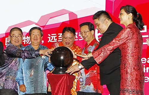 中國(guó)僑網(wǎng)東姑安南(左三)與眾嘉賓一同為“民安海外援助系統(tǒng)”進(jìn)行推介儀式,。(馬來(lái)西亞《星洲日?qǐng)?bào)》)