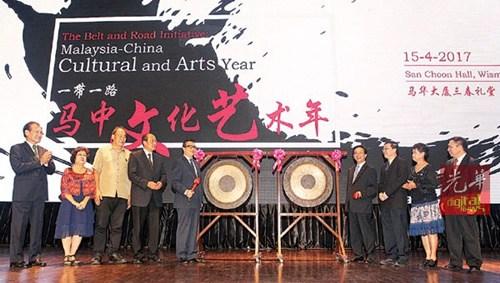 中國僑網(wǎng)馬華總會長廖中萊(左5)與黃惠康(右4)為“一帶一路,馬中文化藝術(shù)年”主持啟動典禮,。(馬來西亞《光華日報》)