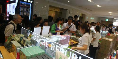 中國僑網(wǎng)資料圖片:2014年,,中國游客在韓國首爾一免稅店內(nèi)購物。 新華社記者 姚琪琳 攝