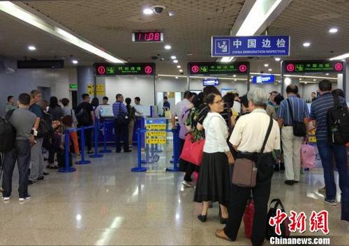 中國僑網(wǎng)圖為:旅客登機(jī),?!『问Y勇 攝