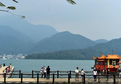 中國僑網資料圖片:2017年五一假期,,臺灣著名景點日月潭的湖面顯得很平靜,。曾經喧鬧的碼頭鮮見大陸游客的身影,。新華社記者 劉軍喜 攝