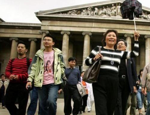 中國僑網(wǎng)中國游客今年預(yù)計將在英國消費(fèi)10億多英鎊。(英國BBC中文網(wǎng))