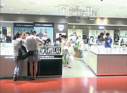 中國僑網(wǎng)圖為2014年4月免稅店開業(yè)當(dāng)時的情景,。(韓國《中央日報》)