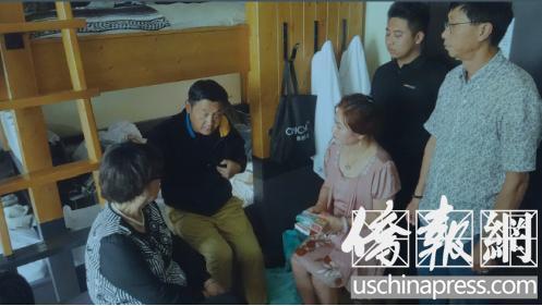 中國僑網(wǎng)路霞(中)和東北總商會代表前往旅館看望受傷的張小雷(左二),。(美國《僑報》/高睿 攝)