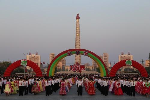 中國(guó)僑網(wǎng)資料圖:人們?cè)谄饺朗薪鹑粘蓮V場(chǎng)參加舞會(huì)。新華社記者陸睿攝