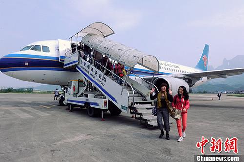 中國(guó)僑網(wǎng)資料圖:航班降落在張家界機(jī)場(chǎng)。楊華峰 攝