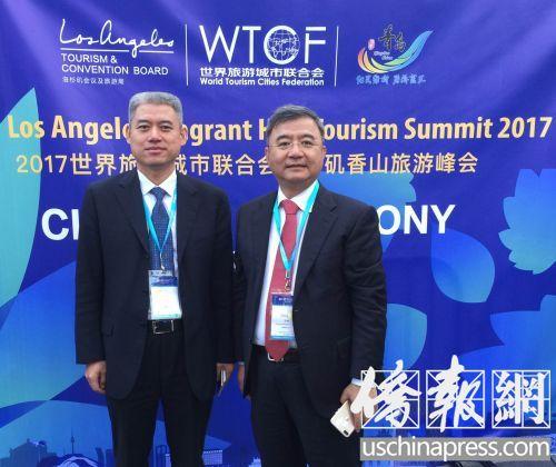 中國(guó)僑網(wǎng)棕櫚投資董事長(zhǎng)張輝(右)和世界旅游城市聯(lián)合會(huì)投資分會(huì)理事長(zhǎng)李偉群(左),。(美國(guó)《僑報(bào)》/尚穎 攝)