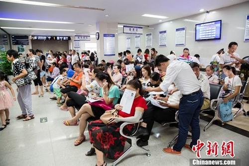 中國(guó)僑網(wǎng)資料圖:7月21日上午,廣西南寧市公安局出入境辦證大廳人滿(mǎn)為患,。 中新社記者 劉夢(mèng)璇 攝