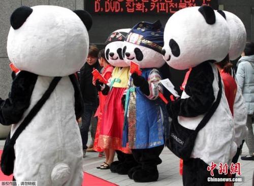 中國僑網(wǎng)韓國一百貨商場邀“大熊貓”站臺吸引中國游客 (資料圖),。