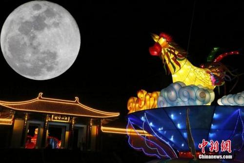 中國僑網(wǎng)資料圖:一輪皓月懸掛夜空 鄭兵 攝
