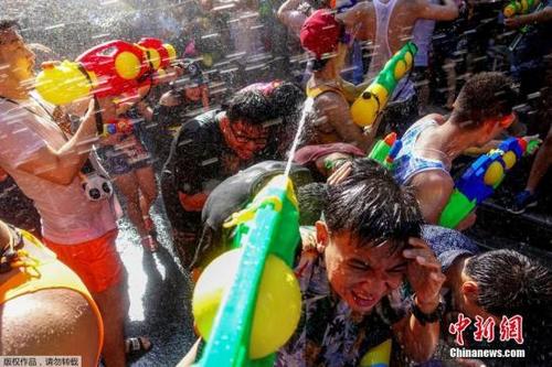 中國(guó)僑網(wǎng)資料圖:圖為曼谷民眾“濕身”大戰(zhàn)。