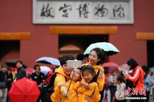 中國僑網(wǎng)游客在故宮博物院游覽,。中新社記者 杜洋 攝
