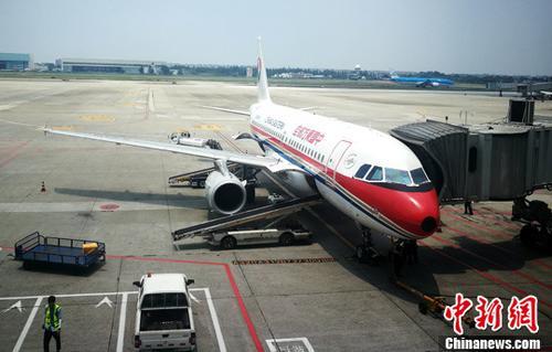 中國僑網(wǎng)資料圖:停機坪上正在上客的客機。 中新社記者 劉忠俊 攝