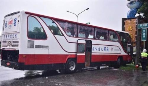 中國僑網(wǎng)游覽車疑似為閃避車輛撞上地標(biāo),。圖片來源:臺灣《中時(shí)電子報(bào)》