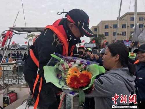 中國(guó)僑網(wǎng)22日10時(shí),航海探險(xiǎn)者楊建新駕駛“唐山號(hào)”龍骨帆船從渤海灣的唐山港祥云灣碼頭啟航,開(kāi)始了預(yù)計(jì)為期45天的環(huán)中國(guó)海航行,?!“自扑z