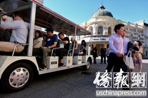 中國(guó)僑網(wǎng)洛杉磯中國(guó)游客接待機(jī)構(gòu)的代表在“中國(guó),,你好”活動(dòng)上準(zhǔn)備去體驗(yàn)影城的游覽景點(diǎn),。(美國(guó)《僑報(bào)》/邱晨 攝)