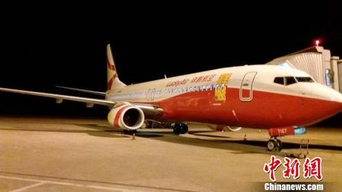 中國僑網(wǎng)29日晚上,首架過夜飛機在觀音國際機場緩緩落下,?!『橈L(fēng) 攝