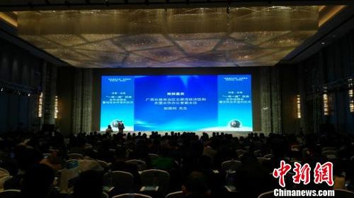 中國僑網(wǎng)10月31日,“河南﹒北?!粠б宦贰顿Y合作說明會(huì)暨項(xiàng)目合作簽約儀式”在河南鄭州舉行?!±钯F剛 攝
