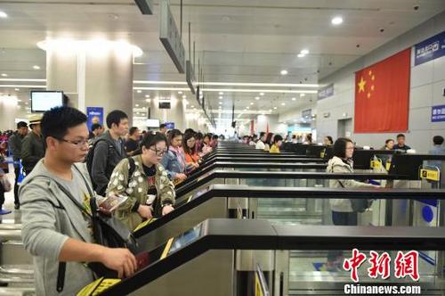 中國僑網(wǎng)浦東機(jī)場T2航站樓新建23條入境自助通道正式投入使用,,浦東機(jī)場口岸入境自助通道數(shù)量增至50條,,口岸自助通關(guān)人數(shù)大幅增長,?!∥何暮唷z