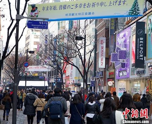 中國僑網(wǎng)資料圖:圖為在韓國逛街購物的游客,。 中新社記者 吳旭 攝
