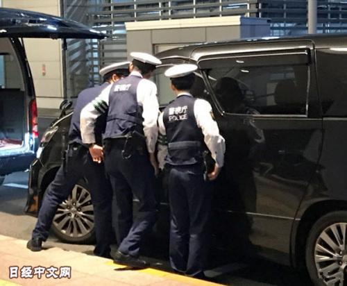 中國僑網(wǎng)東京都大田區(qū)警察對羽田機(jī)場國際線航站樓前的車輛進(jìn)行詢問(日經(jīng)中文網(wǎng))