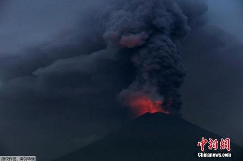 中國(guó)僑網(wǎng)巴厘島阿貢火山噴發(fā)10萬(wàn)人撤離 熔巖流到山腳