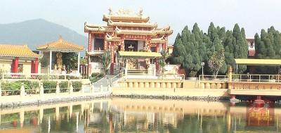 中國(guó)僑網(wǎng)孔子廟在水中倒影呈現(xiàn)之下,如夢(mèng)似幻的意境,。 (馬來(lái)西亞光華網(wǎng))