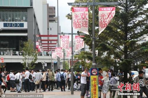 中國(guó)僑網(wǎng)資料圖:日本東京,各大旨在招徠中國(guó)游客前來(lái)“爆買(mǎi)”的商家紛紛打出招牌。