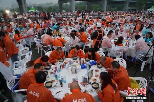 中國僑網(wǎng)資料圖:中國4000名團(tuán)體游客在韓國首爾漢江公園露天廣場品嘗韓國傳統(tǒng)美食參雞湯,,并欣賞熱播韓劇《太陽的后裔》迷你音樂會,。圖為參雞湯派對現(xiàn)場,。 中新社記者 吳旭 攝
