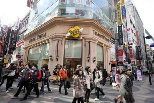 中國僑網(wǎng)資料圖片:2011年3月2日,,人群經(jīng)過韓國首爾明洞購物區(qū)的一家服裝店門口,。新華社記者 何璐璐 攝