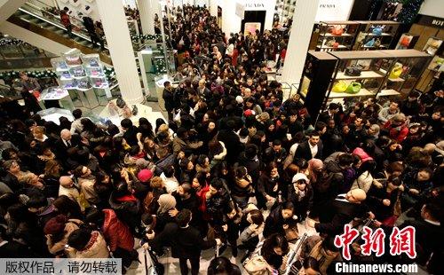 中國僑網(wǎng)資料圖:每年12月26日,,英國倫敦,,牛津街的商場里人滿為患。圣誕節(jié)第二天是節(jié)禮日,,許多商家都會在這一天開始打折促銷,。