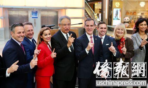 中國僑網(wǎng)洛杉磯市市長賈希提(左起5)與出席新聞發(fā)布會的官員們豎起食指,以表示洛杉磯市第一,。(美國《僑報》記者邱晨攝)