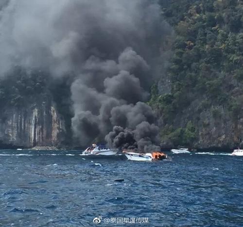 中國(guó)僑網(wǎng)泰國(guó)皮皮島快艇起火爆炸,多名中國(guó)游客受傷。(圖:泰國(guó)星暹日?qǐng)?bào)官方微博)