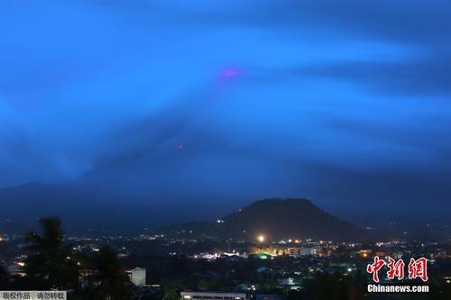中國僑網(wǎng)當?shù)貢r間1月15日,菲律賓阿爾拜省,,菲律賓火山地震研究所在1月14日晚上20:00發(fā)布消息稱,,馬榮火山的預警狀態(tài)已經(jīng)從二級升至三級,。消息稱,,從13日16:21到14日19:25,,馬榮火山共進行了3次蒸汽噴發(fā),,并錄得158次巖石滾落的情況,。火山口已經(jīng)能見到明顯的發(fā)光,,這顯示出有巖漿活動,,并且有熔巖流流向南側的山坡。據(jù)此,,菲律賓火山地震研究所將預警等級升為三級,。三級預警意味著馬榮火山處于高度活動狀態(tài),并有可能在數(shù)周或數(shù)天內(nèi)噴發(fā),。