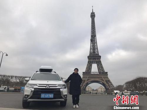 中國僑網(wǎng)圖為林夢省和他的“愛車”在巴黎,?!×植āz